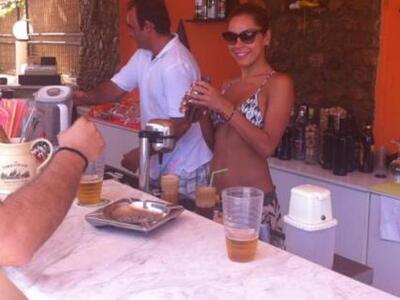 Η Μαριάντα Πιερίδη σε ρόλο... barwoman!