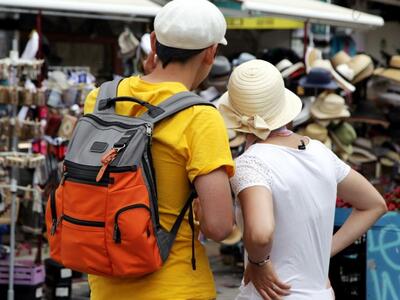 Ο τουρισμός σώζει το λιανεμπόριο της Ελλάδας