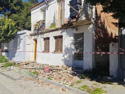 Βόλος: Γυναίκα έπεσε μαζί με το μπαλκόνι