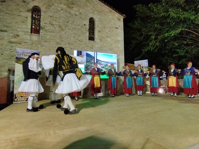 Εξαιρετική εμφάνιση έκαναν τα χορευτικά τμήματα του Παγκαλαβρυτινού Συλλόγου Πατρών, στη Χαλανδρίτσα