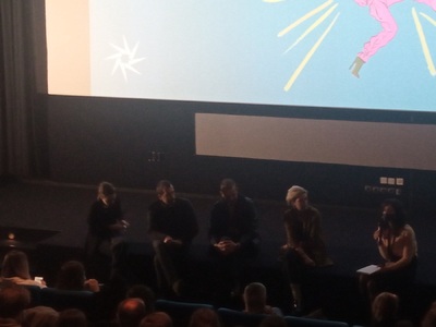 Η σκηνοθέτρια και οι ηθοποιοί της σέρβικ...