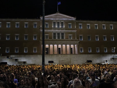 Tέμπη: Πλήθος κόσμου στο Σύνταγμα - Επει...