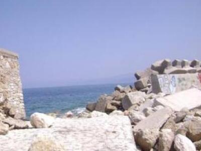 Με ολική καταστροφή κινδυνεύει το λιμάνι...