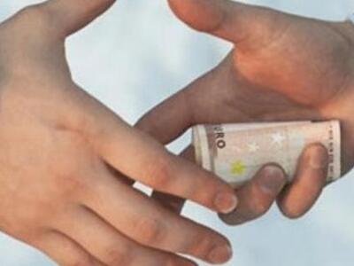 Βγάζουν κόκκινη... κάρτα για τη διαφθορά...