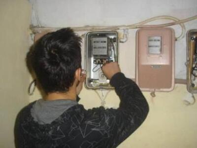 Κρατούν ...σβηστά τα φώτα για να μην κατ...