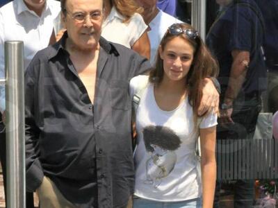 ΔΕΙΤΕ την πανέμορφη κόρη του Τόλη Βοσκόπ...