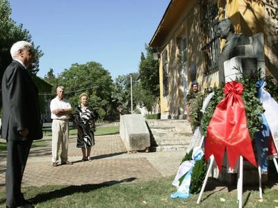 Στεφάνι στην προτομή του Σπύρου Μουστακλ...