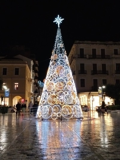 Πάτρα - φωτό: Δείτε πώς φτιάχνεται το χριστουγεννιάτικο χωριό