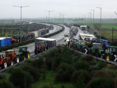 Διαλύονται τα μπλόκα των αγροτών 