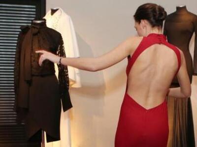 Σε ποια πανέμορφη κυρία ανήκει αυτή η sexy πλάτη;