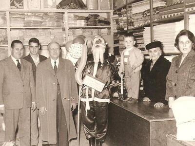 Στο κατάστημα της Ερμού. Από αριστερά πρ...