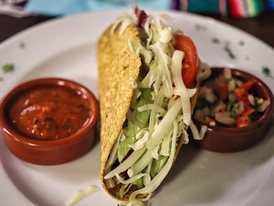 Συνταγή για τάκος με τραγανό κοτόπουλο κ...