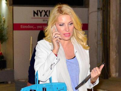 Έξαλλη η Ελένη Μενεγάκη με τον σκηνοθέτη...