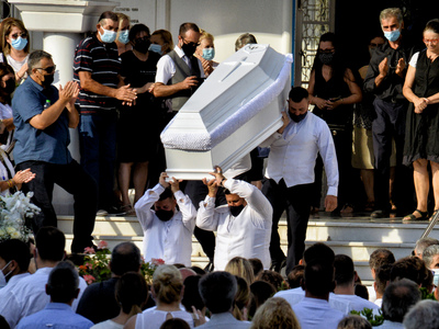 Ανείπωτος πόνος στην κηδεία της Γαρυφαλλιάς -Την αποχαιρέτησαν με λευκές μπομπονιέρες και μπαλόνια
