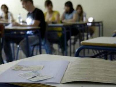 Πανελλαδικές: Τα θέματα και οι πρώτες απ...