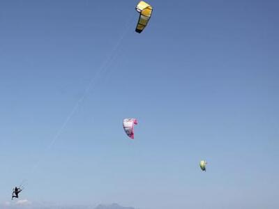 Αίγιο: Περιπέτεια με kite surf για δύο χειριστές