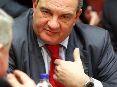 "Εγέρθητι" και ο Καραμανλής σε...
