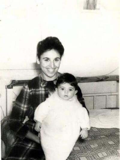 Ρούλα Κωστακοπούλου: Κραταει χρονια αυτη...