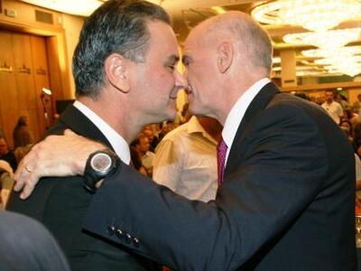 Ξυνίδης για Παπανδρέου:Δήμιος ή αποκεφαλισθείς...