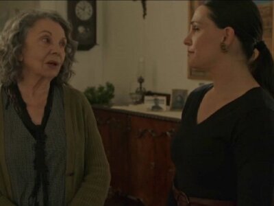 Η Παραλία: Η Μαίρη ψάχνει τα βότανα της Νικολίνας