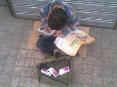 Μια εικόνα που σοκάρει -Παιδάκι πουλάει ...