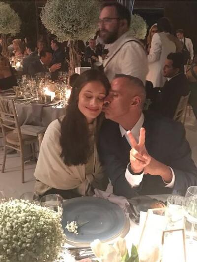 Ο Έρος Ραματζότι με την κούκλα  σύζυγό του 