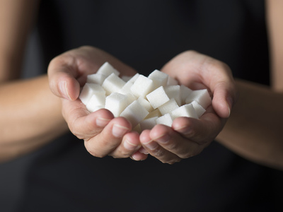 Παχαίνει τελικά η ζάχαρη; Τι λένε οι ειδικοί