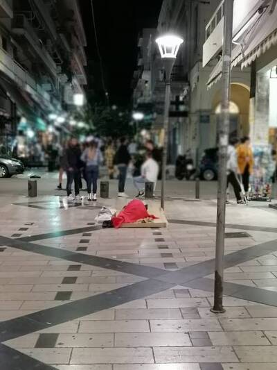 ΠΑΤΡΑ: Εικόνα -"γροθιά" βράδυ Σαββάτου- Κοιμάται στον πεζόδρομο της Γεροκωστοπούλου