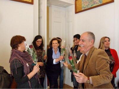 Τριαντάφυλλα στις γυναίκες του Δημαρχείο...