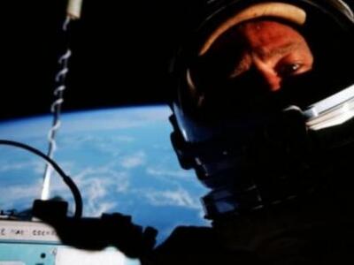 Ήταν αυτή η πρώτη selfie στο διάστημα, π...