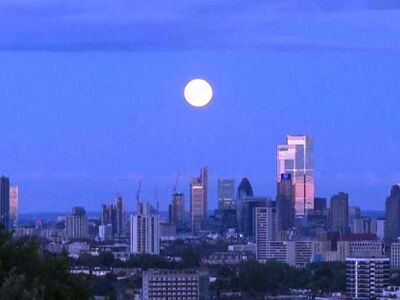 Εντυπωσιακή η πανσέληνος της φράουλας στο Λονδίνο