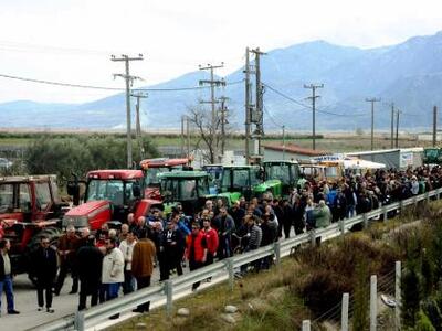 Αποχωρούν από το μπλόκο της Νίκαιας οι αγρότες