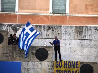 Οι «παραιτηθείτε» διαδήλωσαν στο Σύνταγμ...