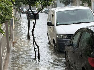 Καταρρακτώδης βροχή στο Μεσολόγγι - Δρόμ...