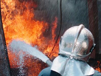 Φωτιά σε εργοστάσιο επίπλων στη Μάνδρα Αττικής