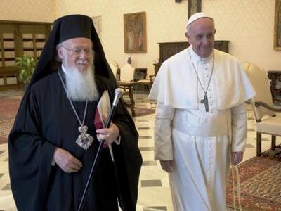 Ο Πάπας Φραγκίσκος «τείνει το χέρι προς ...