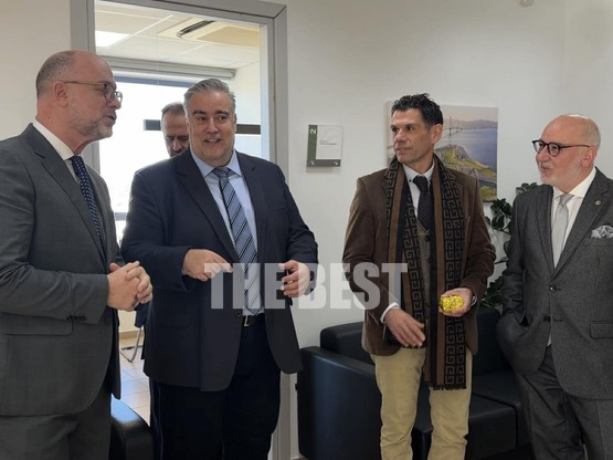 Γιορτινή Πρωτοχρονιά στα γραφεία της Περ...