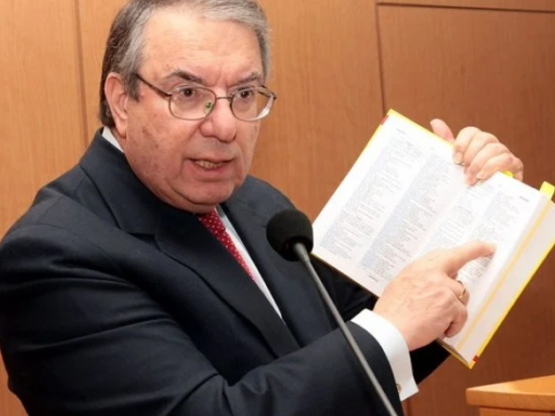 Μπαμπινιώτης: Δεν είναι ακόλουθος στο Fa...