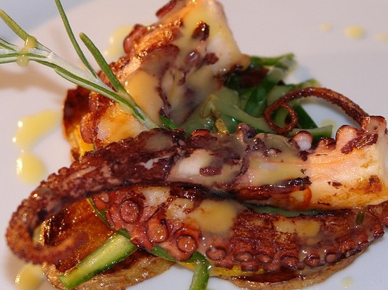 Συνταγή για ψητό χταπόδι με πατάτες, φασ...