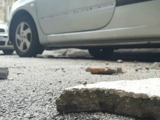 Πάτρα: Σοβάδες έπεσαν σε σταθμευμένο αυτ...