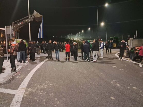 Αγρότες: Κλειστός ο οδικός κόμβος του Πύ...