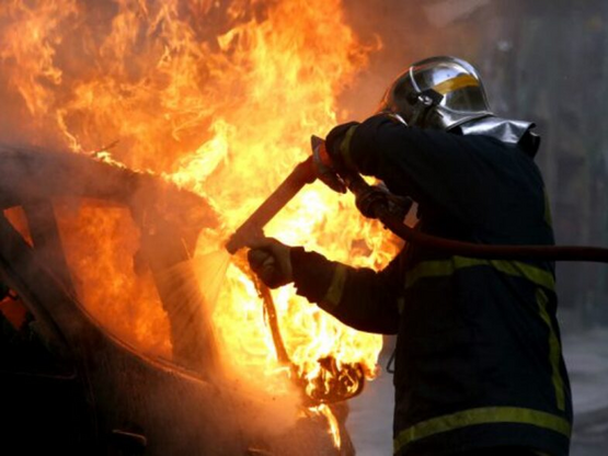 Πάτρα: Φωτιά σε αυτοκίνητο στα Ζαρουχλέι...