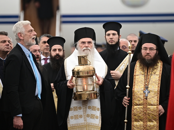 Έφτασε στην Ελλάδα το Άγιο Φως - Προσγει...
