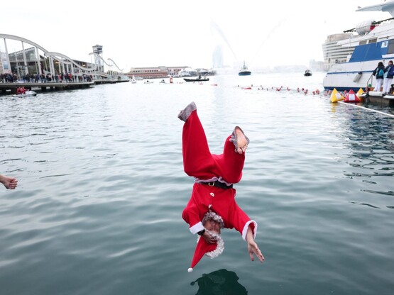 Ισπανία: Εκατοντάδες άνθρωποι βούτηξαν σ...