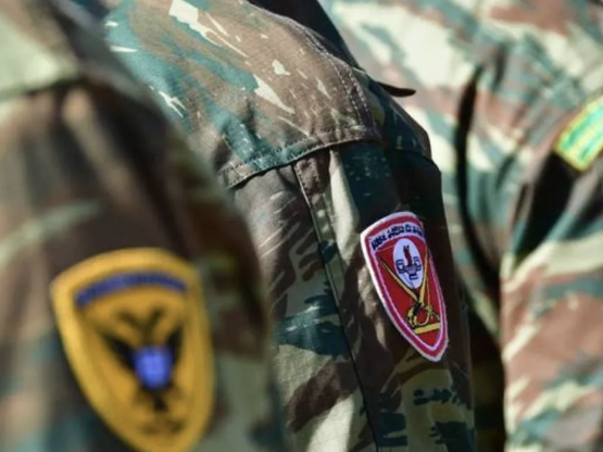 Αξιωματικός της Πολεμικής Αεροπορίας συν...