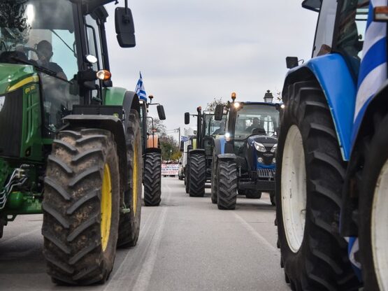 Σκληρή γραμμή από τους αγρότες: Μπλόκα κ...