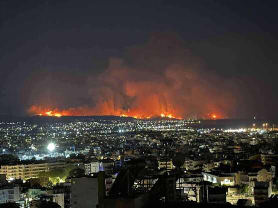 Πύρινος εφιάλτης άνω των 20 χλμ στη Δυτι...