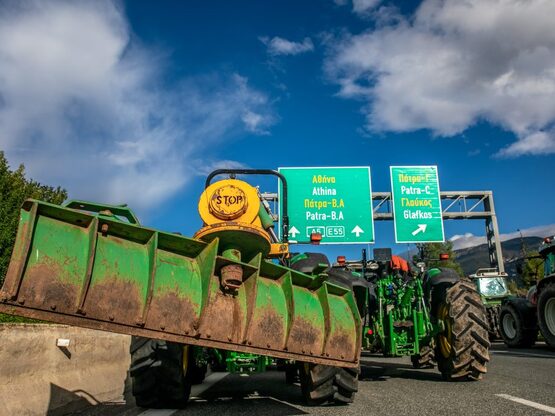 Παραλύει η χώρα από τα αγροτικά μπλόκα- ...