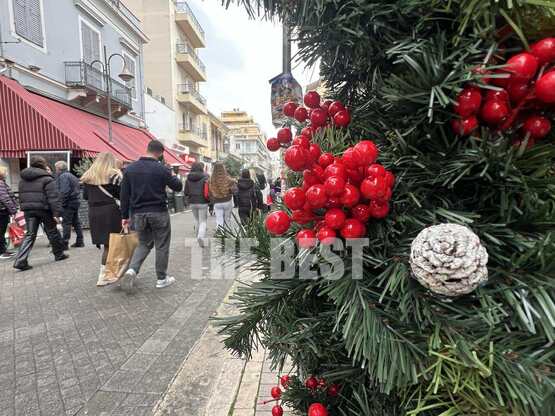 Παραμονή Χριστουγέννων στην Πάτρα: Aνοικ...