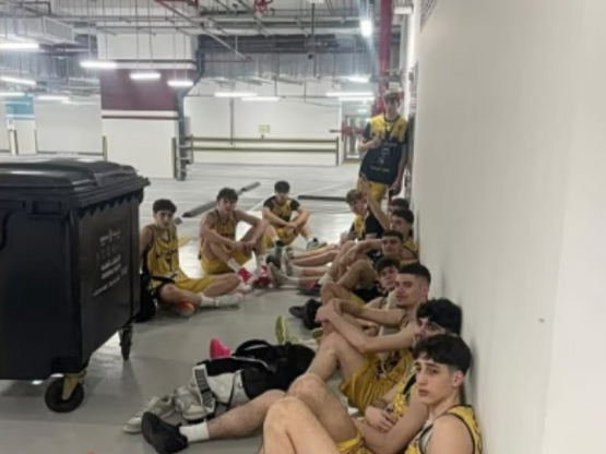 Εγκλωβισμένη στο Άμπου Ντάμπι η ομάδα μπ...